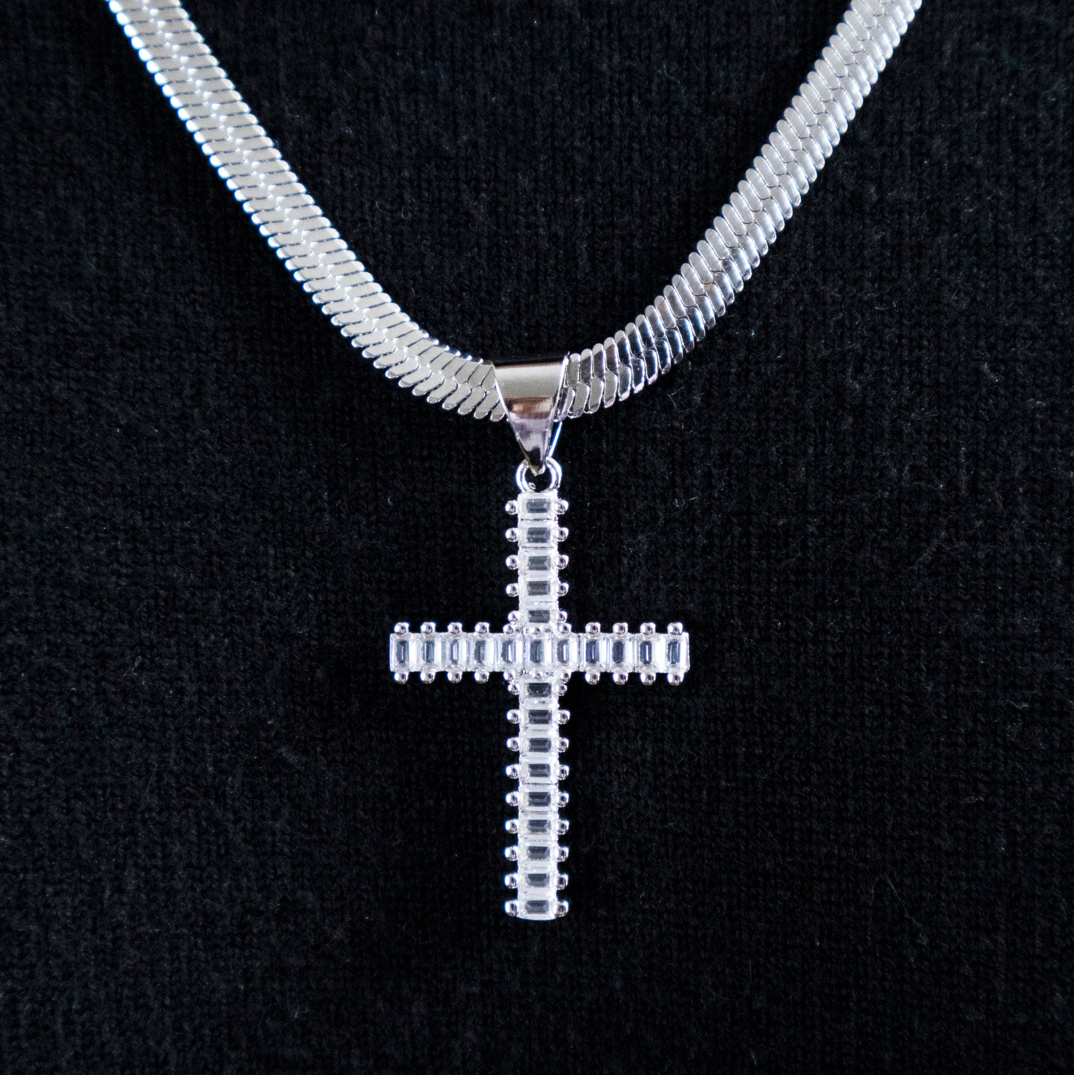 Cadena Cruz Silver